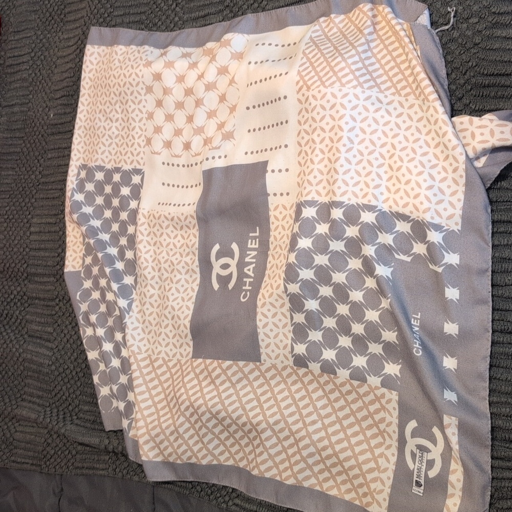 CHANEL Gray and Cream Geometric Scarf Unisex - Made In France - Picture 2 of 4